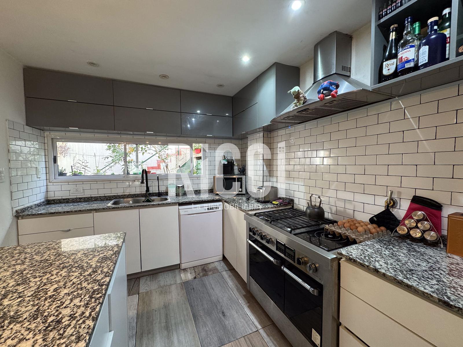 Foto Casa en Venta en Berazategui, Berazategui Casa en venta 6 ambientes Berazategui Apto credito